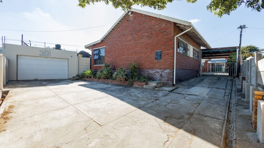 5 Bedroom Property for Sale in Avondale Western Cape
